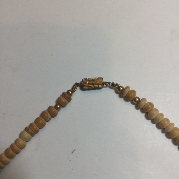 VTG Shell & Wooden Bead Necklace With Hand Carved Wooden Parrot - Picture 6 of 10